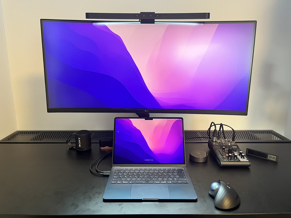 USB-C接続でMacBookとウルトラワイドモニターをつなげたシンプルなデスク環境
