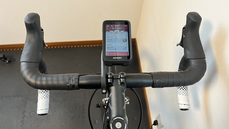 ドロップハンドルに装着されたiGPSPORT binaviの表示画面