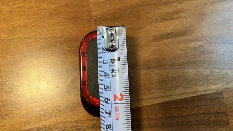 iGPSPORT SR miniの縦の長さをメジャーで測った様子（約7cm）