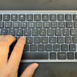 Keychron B1 Proキーボードで実際にタイピングしている様子（JIS配列・手のアップ）