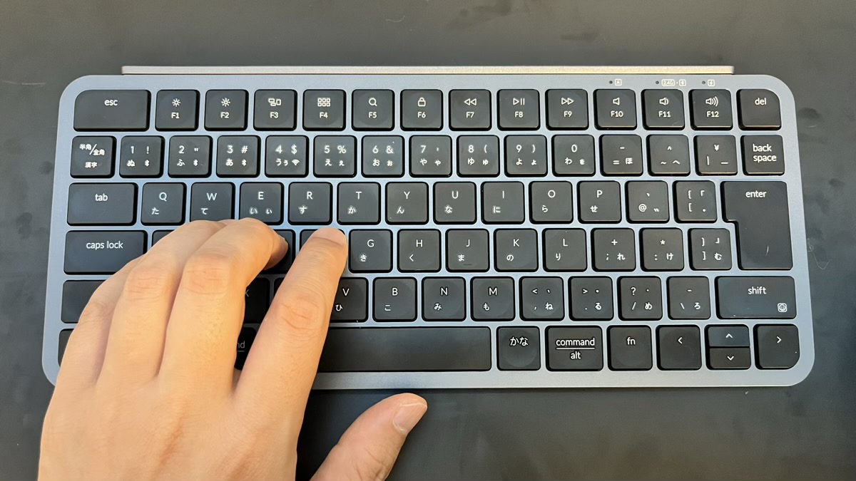 Keychron B1 Proキーボードで実際にタイピングしている様子（JIS配列・手のアップ）