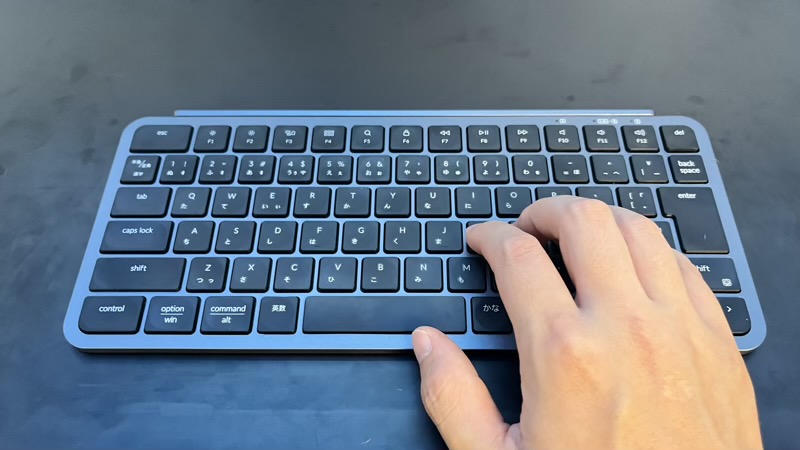 Keychron B1 Proを片手でタイピングしているシーン