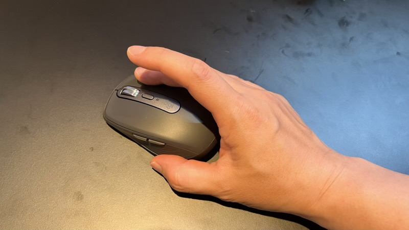 Logicool MX Anywhere 3Sを実際に手で握っている様子