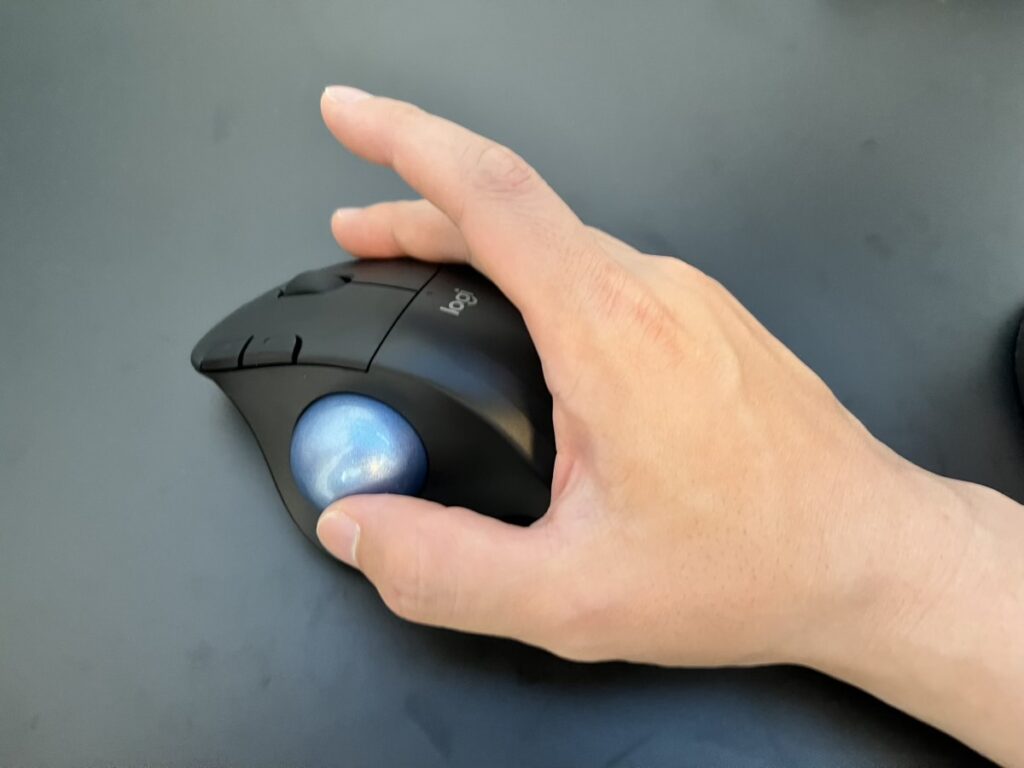 logicool m575spdの上に手を置いている画像