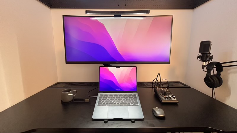 MacBook Airをノートスタンドに乗せてウルトラワイドモニターと併用した様子